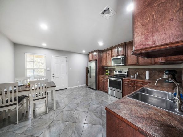 910 Rosewick Street, Houston TX 77015