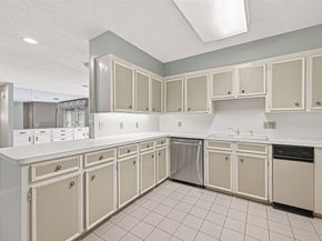 16 Tiffany Square, Sugar Land TX 77478