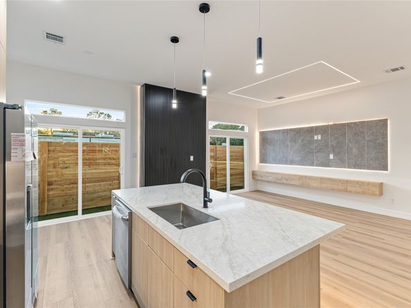 00 Noah Street, Houston TX 77021