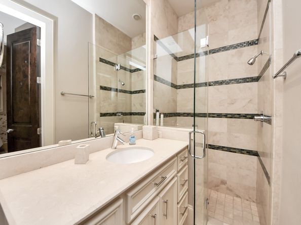 318 Calle Sevilla Place, Houston TX 77007