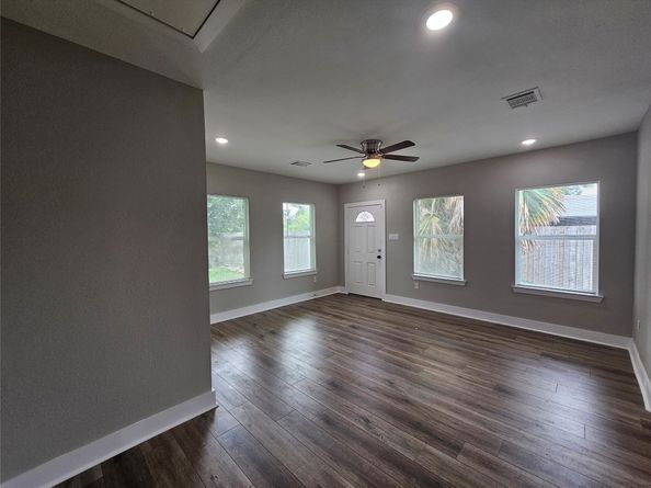 5715 Enid Street, Houston TX 77009