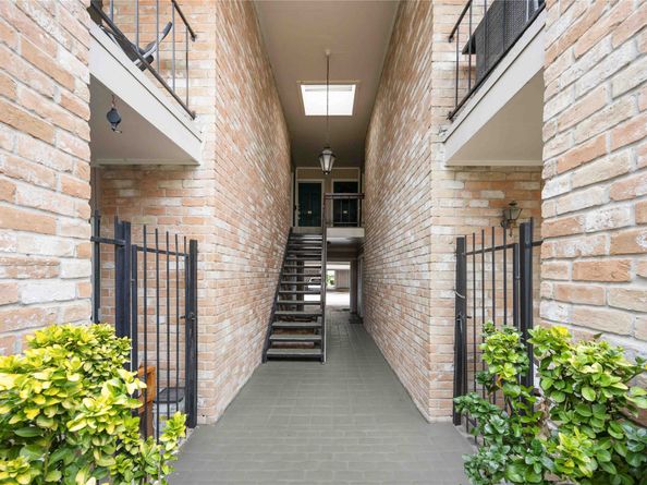 2230 S Piney Point Road 206, Houston TX 77063