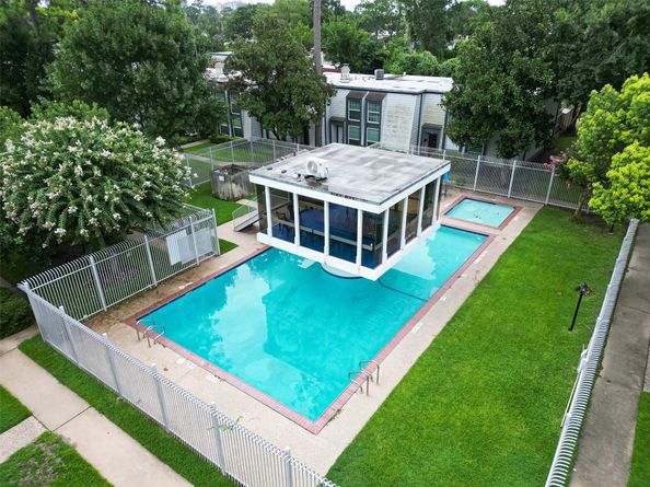 10174 Beekman Place Drive, Houston TX 77043