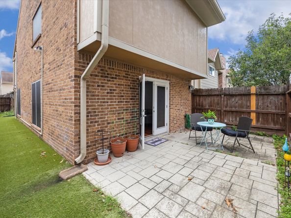 2513 Bering Drive 13, Houston TX 77057
