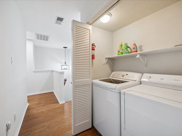2513 Bering Drive 13, Houston TX 77057