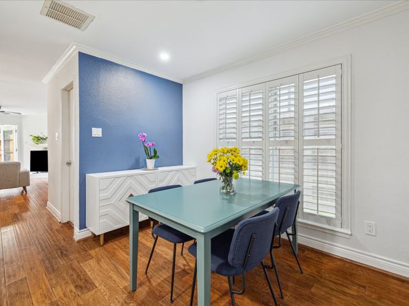 2513 Bering Drive 13, Houston TX 77057