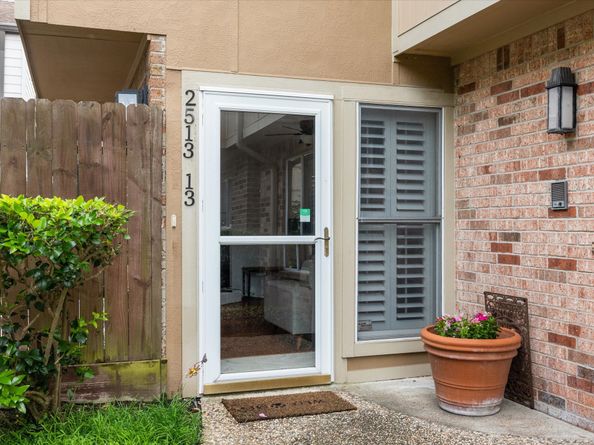 2513 Bering Drive 13, Houston TX 77057