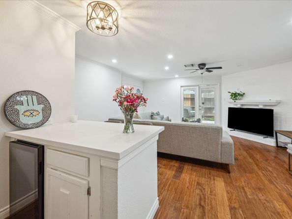 2513 Bering Drive 13, Houston TX 77057