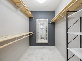 2513 Bering Drive 13, Houston TX 77057