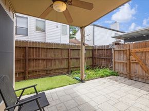 2513 Bering Drive 13, Houston TX 77057