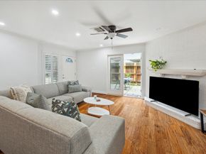 2513 Bering Drive 13, Houston TX 77057