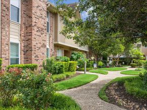 2513 Bering Drive 13, Houston TX 77057