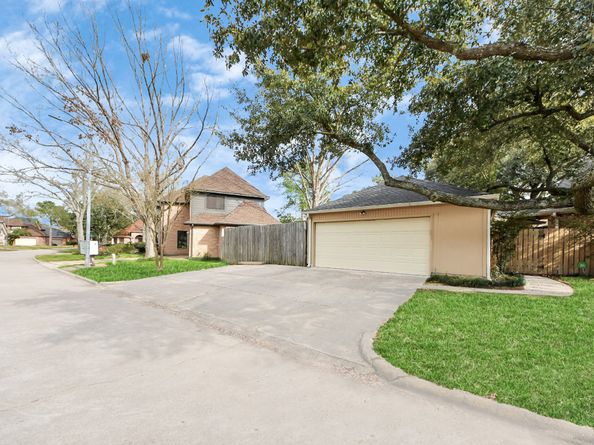 1334 Wickshire Lane, Houston TX 77043