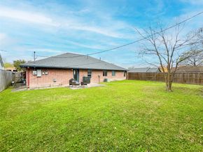 330 E Edgebrook Drive, Houston TX 77034