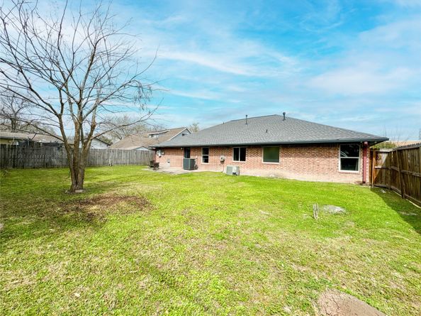 330 E Edgebrook Drive, Houston TX 77034