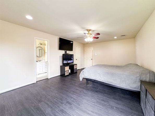 330 E Edgebrook Drive, Houston TX 77034