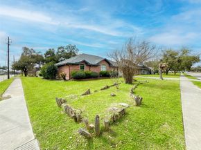 330 E Edgebrook Drive, Houston TX 77034