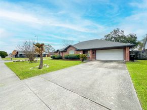330 E Edgebrook Drive, Houston TX 77034