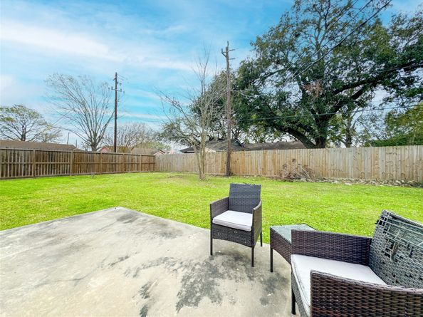 330 E Edgebrook Drive, Houston TX 77034