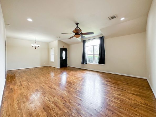 330 E Edgebrook Drive, Houston TX 77034