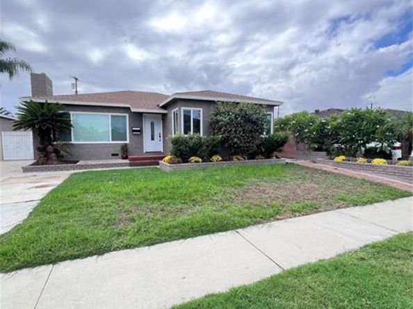 9044 Oak St., Bellflower CA 90706