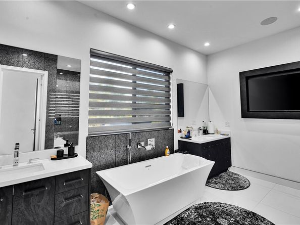 9218 Encino Avenue, Northridge (los Angeles) CA 91325