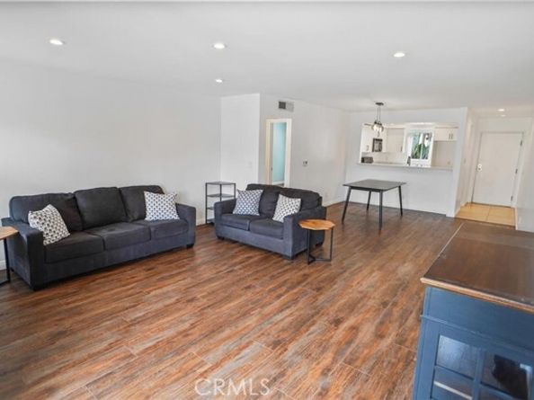 11230 Peach Grove Street 206, North Hollywood (los Angeles) CA 91601