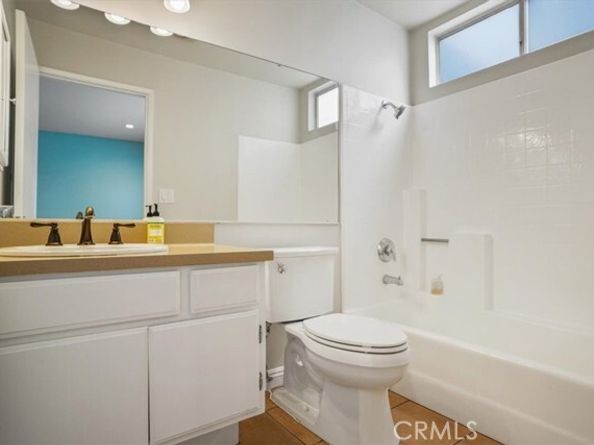 11230 Peach Grove Street 206, North Hollywood (los Angeles) CA 91601