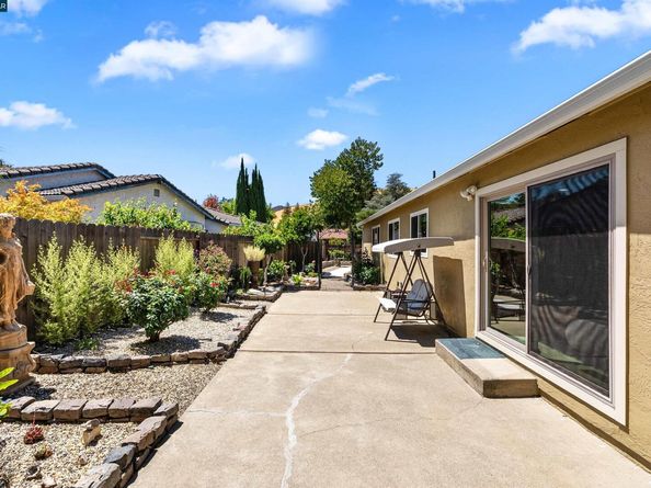 2 Rialto Dr, Clayton CA 94517