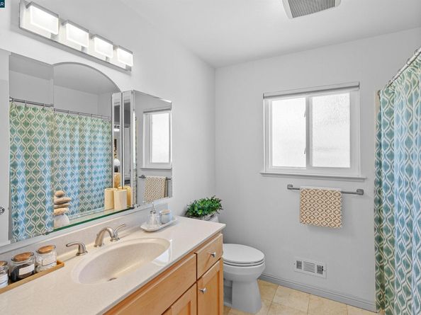 2 Rialto Dr, Clayton CA 94517