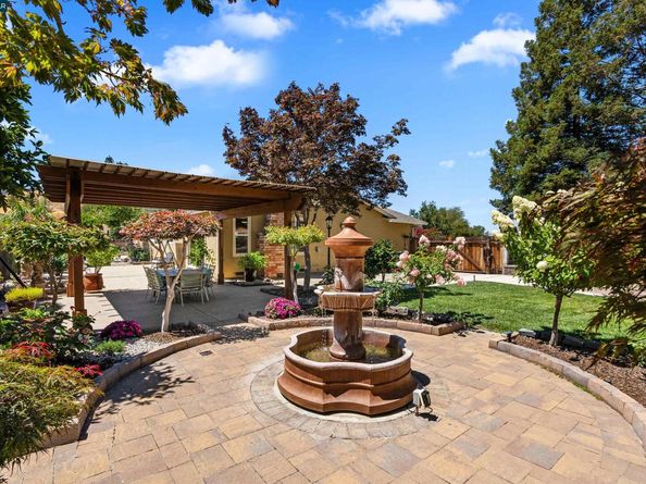 2 Rialto Dr, Clayton CA 94517