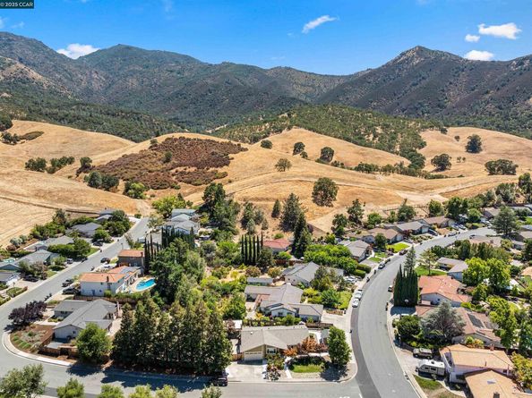 2 Rialto Dr, Clayton CA 94517