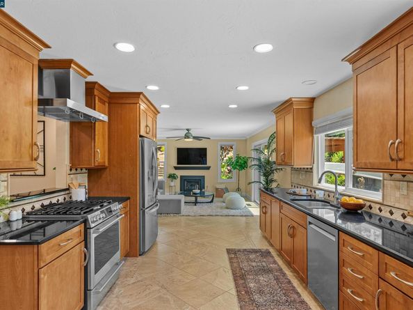 2 Rialto Dr, Clayton CA 94517