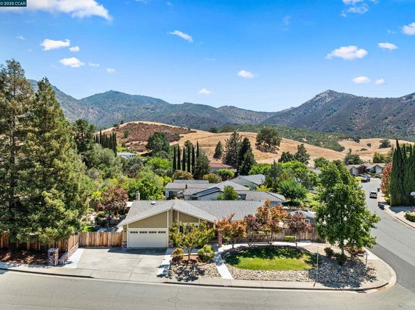 2 Rialto Dr, Clayton CA 94517