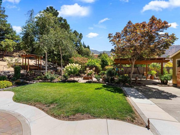 2 Rialto Dr, Clayton CA 94517