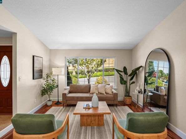2 Rialto Dr, Clayton CA 94517