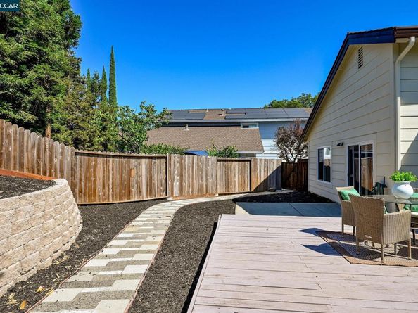 2140 Eastview Pl, Martinez CA 94553