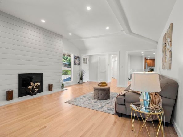 6537 Aitken Dr, Oakland CA 94611