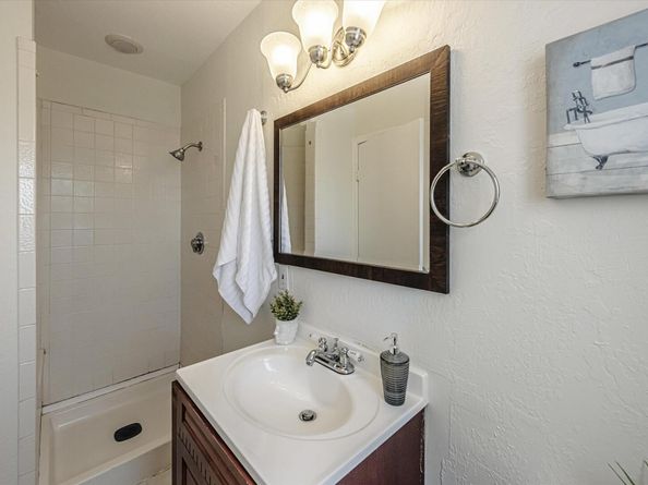 9883 Lawlor St, Oakland CA 94605