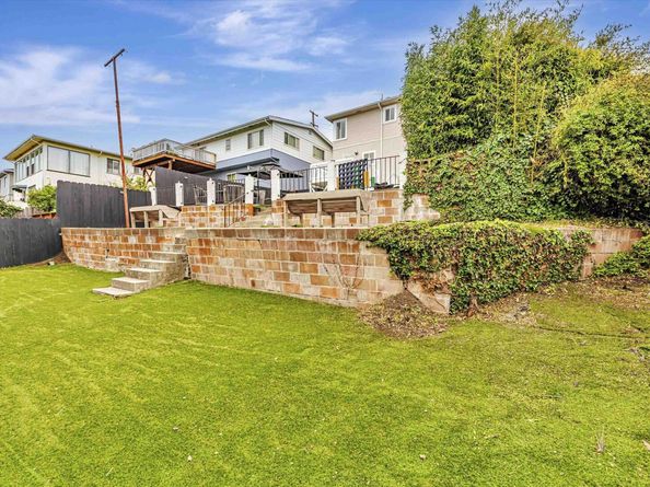 9883 Lawlor St, Oakland CA 94605