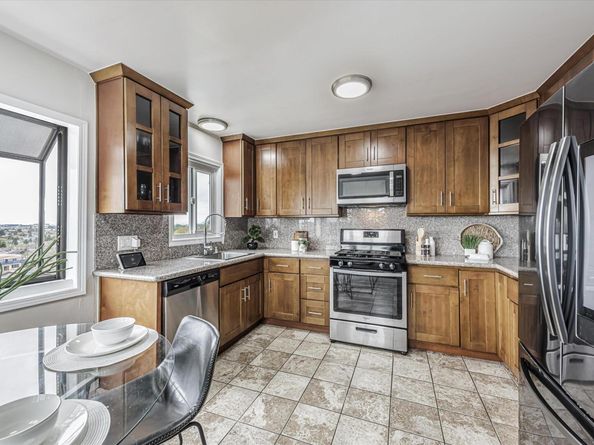 9883 Lawlor St, Oakland CA 94605