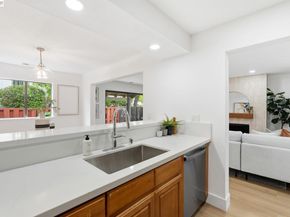2 Knoll Ct, Hercules CA 94547