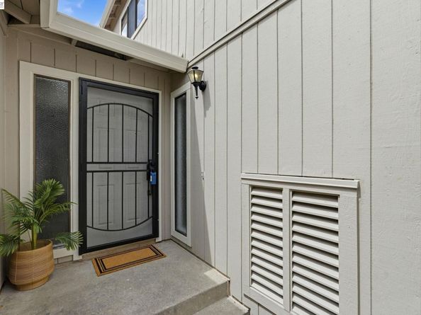 2 Knoll Ct, Hercules CA 94547