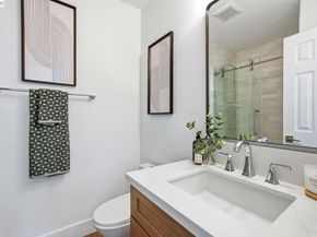 2 Knoll Ct, Hercules CA 94547