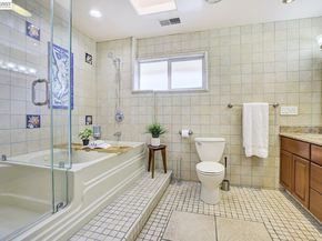 2635 E 10Th St, Oakland CA 94601