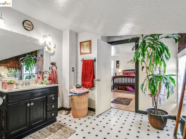 2550 Pleasant St, Oakland CA 94602