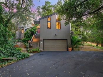 391 Oak Ln