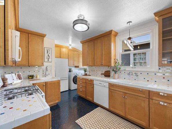 3021 Morcom Ave, Oakland CA 94619