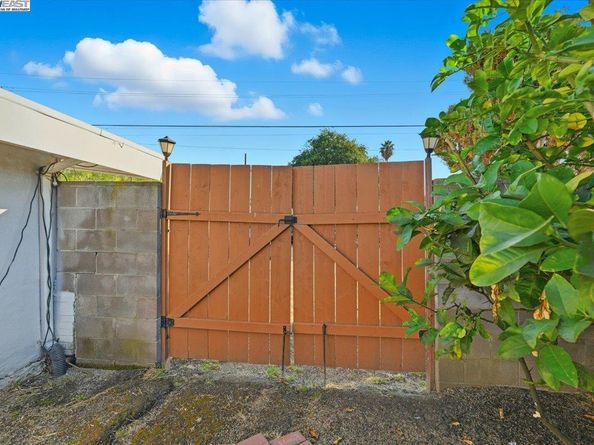 1481 Rieger Ave, Hayward CA 94544