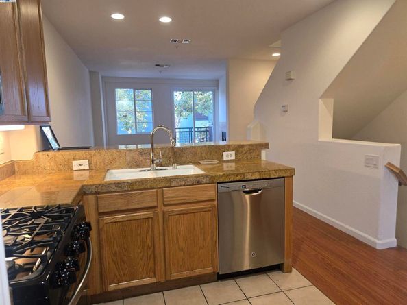 706 City Walk Pl 2, Hayward CA 94541